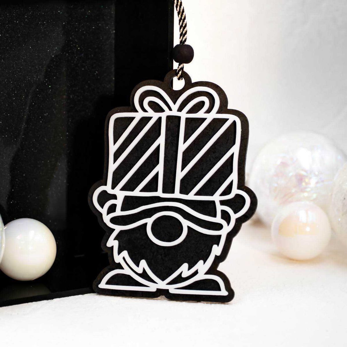 Χριστουγεννιάτικο Στολίδι Gnome with a Gift